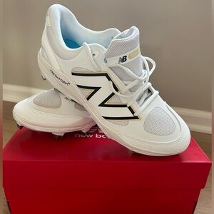 New Balance Men’s Fresh Foam 3000v6 White Molded Cleats Size 10